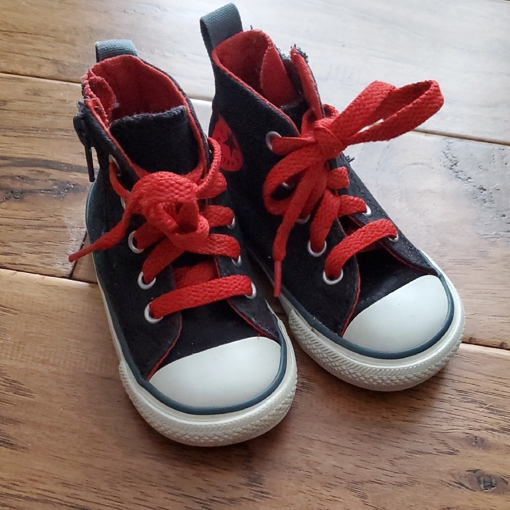 Converse  Infant Black & Red Hightop Tie and Side Zipper Sneakers Size 5